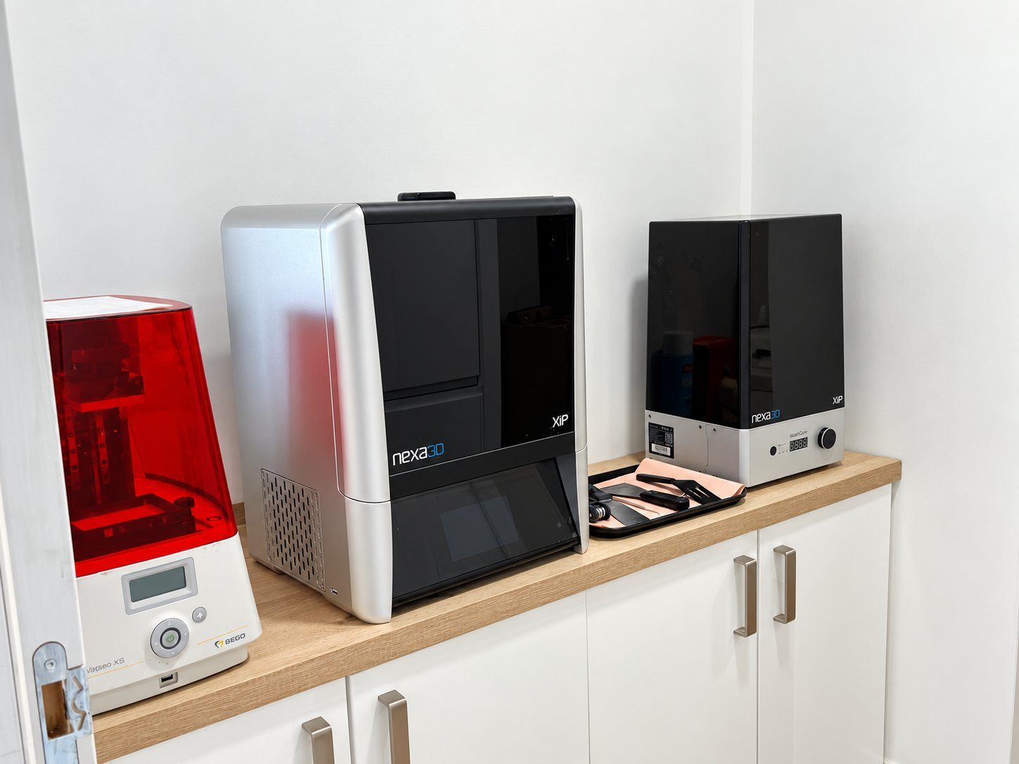 Gros plan des imprimantes 3D BEGO Varseo XS et Nexa3D