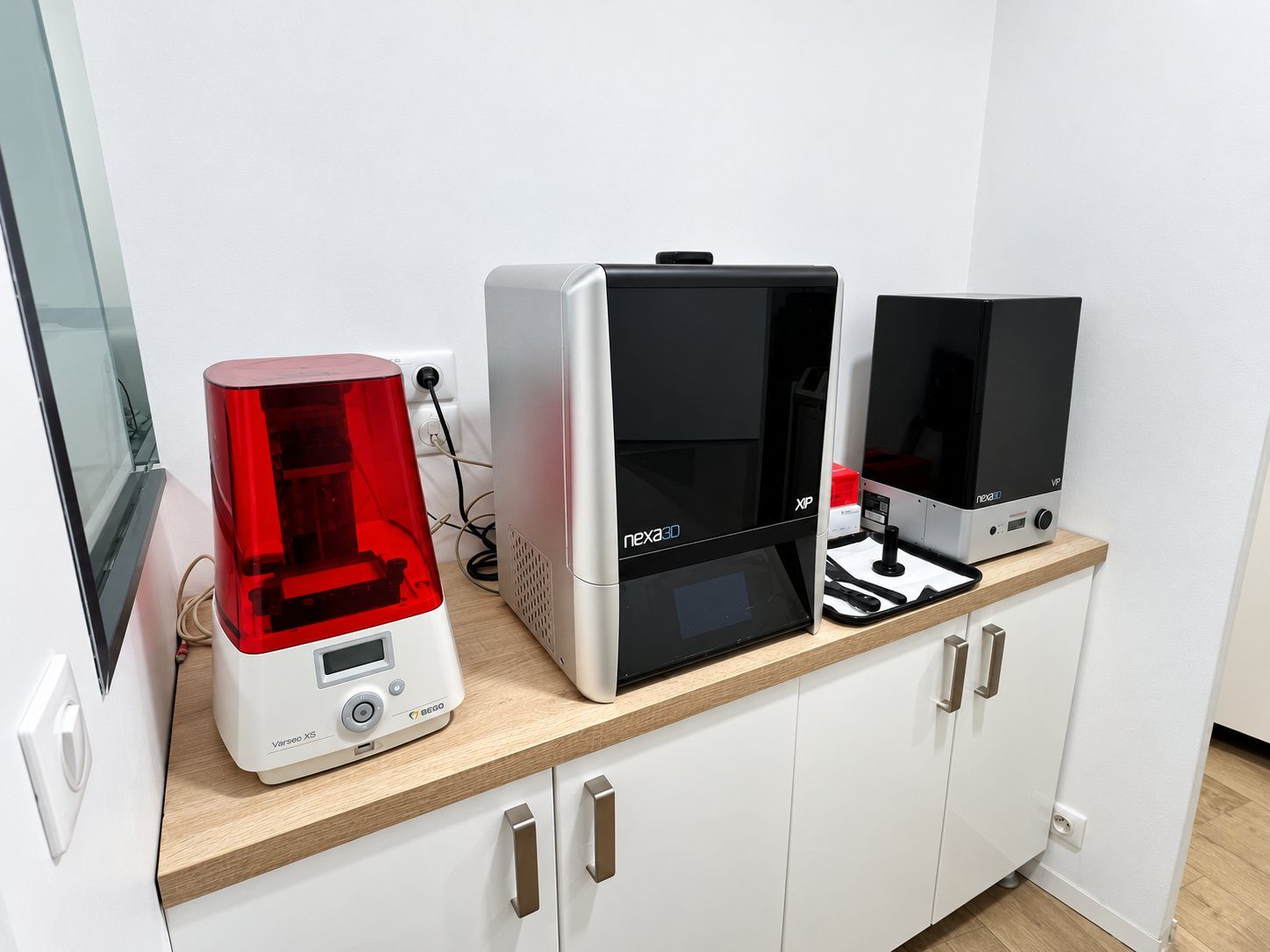 Vue large des imprimantes 3D BEGO Varseo XS et Nexa3D