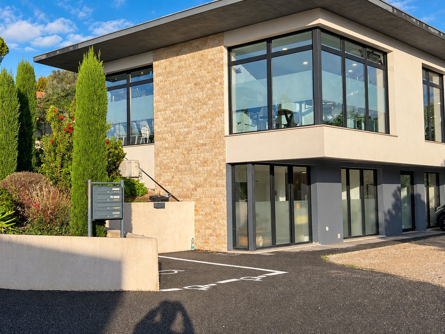 Bâtiment du laboratoire à Mougins, vue large
